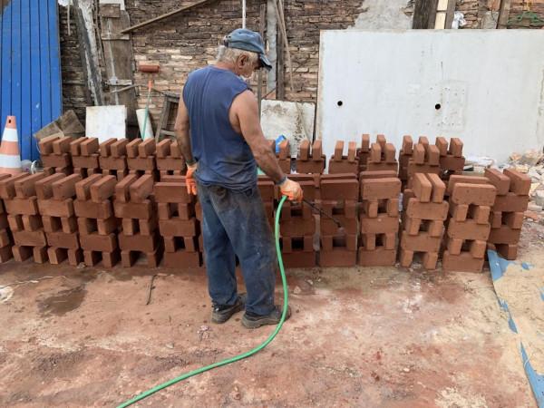 手工壓制磚與木材構築而成的自宅 &sol; Equipo de Arquitectura