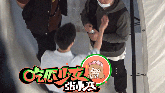 肖戰拍廣告“金魚”附體 候場玩工作人員臉蛋好調皮 肖戰拍廣告“金魚”附體 候場玩工作人員臉蛋好調皮