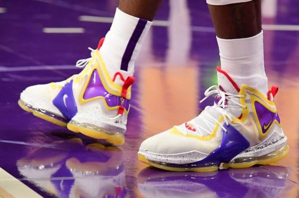 歐文8代多配色曝光，LBJ19金紫色來襲，還有一款“鬆糕鞋”？