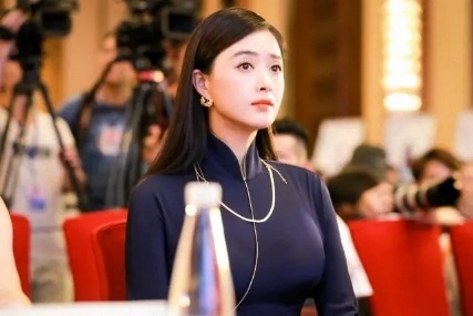 蔣欣瘦身後堪稱“整容”，一改微胖形象，留黑長直配齊劉海太驚豔