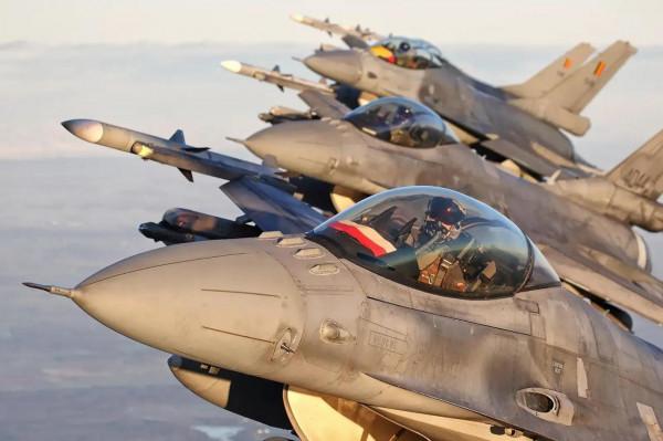這些北約F-16戰機在波羅的海巡邏的照片絕對令人難以置信