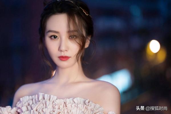 原來,女明星的紅毯造型已經卷到了這些細節 原來,女明星的紅毯造型已經卷到了這些細節