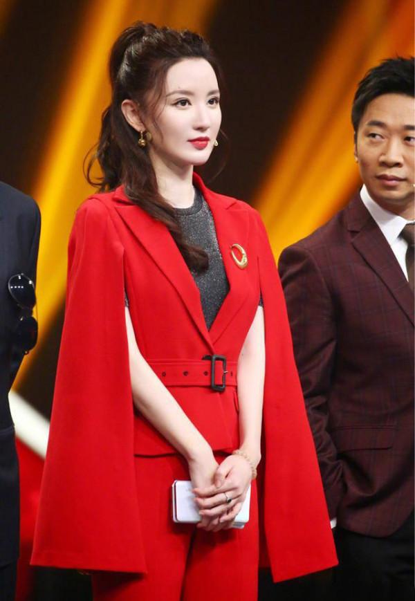 40歲張萌學小姑娘趕時髦,戴毛線帽扮嫩成功,紅色毛絨大衣超惹眼 40歲張萌學小姑娘趕時髦,戴毛線帽扮嫩成功,紅色毛絨大衣超惹眼