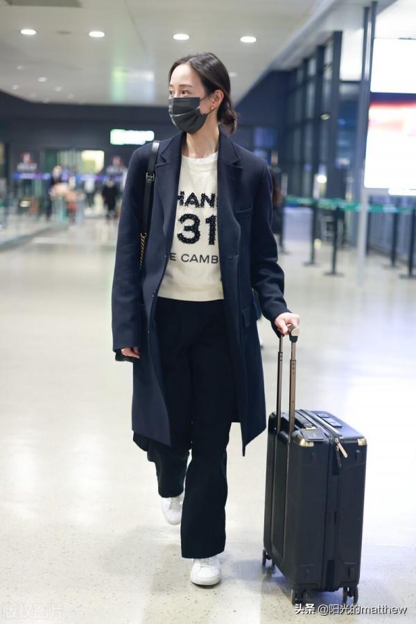 街拍:張鈞宵身穿藏藍毛呢大衣搭黑色長褲眼睛美麗光彩照人 街拍:張鈞宵身穿藏藍毛呢大衣搭黑色長褲眼睛美麗光彩照人