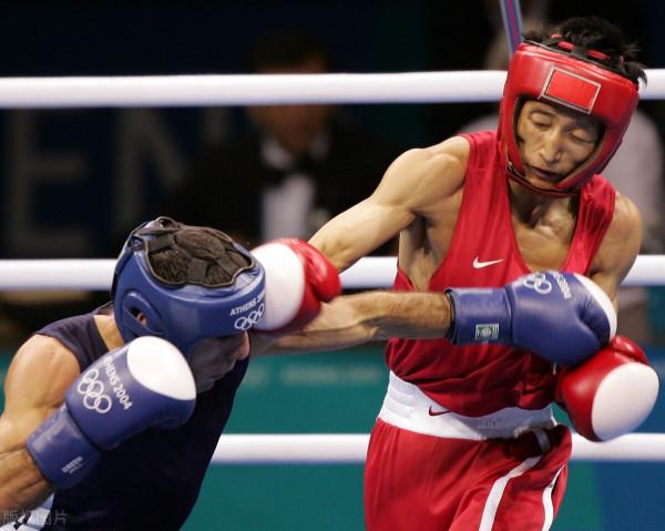 拳王鄒市明生活幸福,小3歲妻子膚白貌美,9年生下了三個兒子 拳王鄒市明生活幸福,小3歲妻子膚白貌美,9年生下了三個兒子