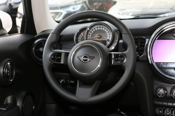 評測MINI，定位3門4座兩廂車，配1.5T渦輪引擎，燃油經濟性不錯