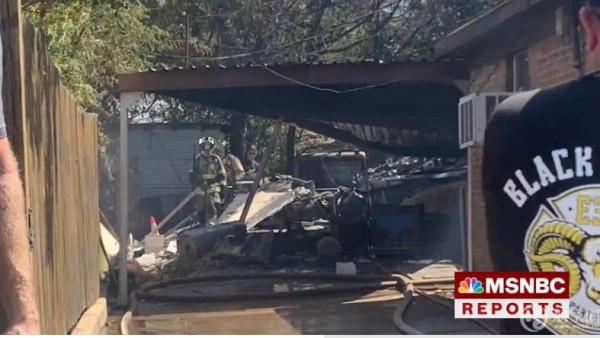 美國海軍一架戰機在居民區墜毀 2名飛行員受傷1人掛到電線上 美國海軍一架戰機在居民區墜毀 2名飛行員受傷1人掛到電線上