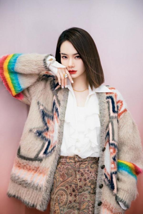 &OpenCurlyDoubleQuote;戚薇&rdquo;不走尋常路，把白襯衫當連衣裙，西裝只穿半件，意外時髦