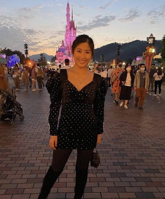 洪金寶兒媳婦帶兒子外出遊玩，因小腹凸起被傳懷孕，事後出面否認