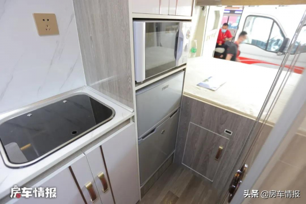 適合老兩口的新款大通V90房車，加入桃木裝飾家電全齊，定價厚道