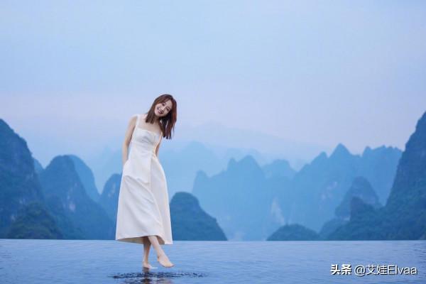 王鷗為家鄉打call，光腳穿揹帶裙以家鄉背景拍片，人比景還美三分