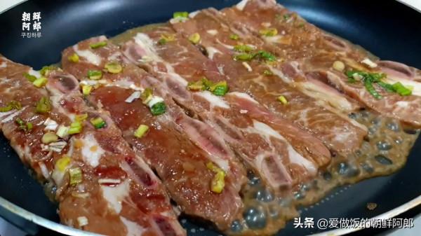煎牛排骨的家常做法，外酥裡嫩，好吃到舔盤子
