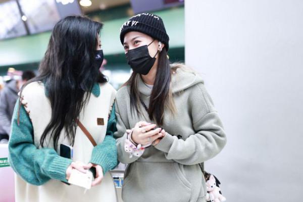 沈夢瑤同框戴萌,一個打扮休閒隨性一個美得溫柔,年齡差很明顯 沈夢瑤同框戴萌,一個打扮休閒隨性一個美得溫柔,年齡差很明顯