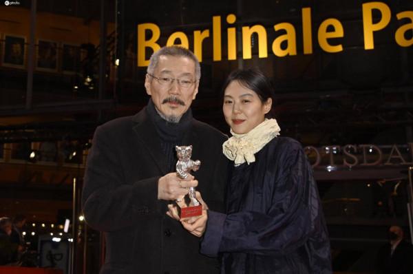 第72屆柏林電影節獲獎名單公佈，洪尚秀與女友金敏喜頒獎禮秀恩愛