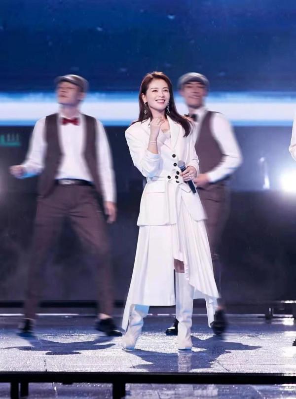 劉濤水中踢踏演繹《大風吹》超燃舞臺好颯！劉濤這身裝扮也很絕