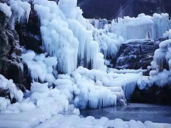 分享~冰瀑布，白色茫茫，晶瑩剔透，稀罕稀罕，太震撼啦