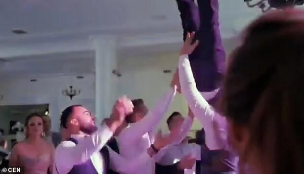 喜劇變悲劇!羅馬尼亞一男子在自己婚禮上被賓客拋起,結果脊椎摔骨折 喜劇變悲劇!羅馬尼亞一男子在自己婚禮上被賓客拋起,結果脊椎摔骨折