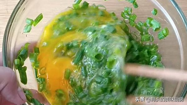 雞蛋蔥花餅，全程手不沾面，記住這三點，柔軟筋道，做法特別簡單