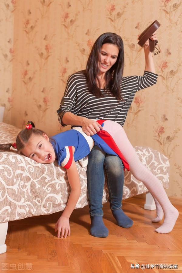 兒子寫作業玩手機,爸爸揮拳導致自己的手骨折,談談父子關係 兒子寫作業玩手機,爸爸揮拳導致自己的手骨折,談談父子關係