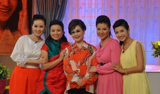 軍旅歌唱家雷佳：連登春晚舞臺12次，身家上億，丈夫身份不一般