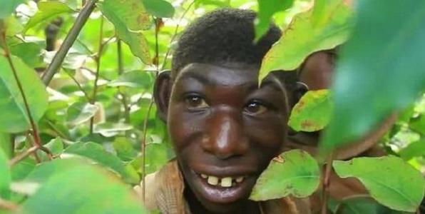 因網路而走紅的非洲猴男孩,百萬網紅不做,卻去讀書? 因網路而走紅的非洲猴男孩,百萬網紅不做,卻去讀書?