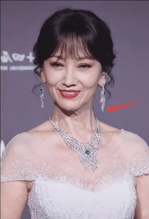 看到鶴髮童顏的田華和謝芳，方知接受自然衰老才是對女星之大考驗