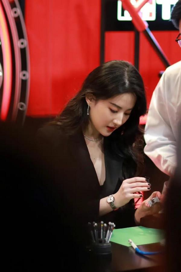 劉亦菲一身黑色西裝，捲髮造型優雅溫柔又不失靈動，側顏絕美