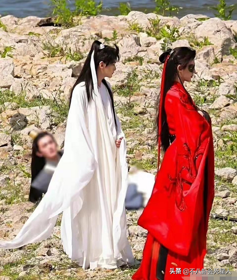 男星古裝站姿對比,誰儀態差誰尷尬,看到愛豆我笑了 男星古裝站姿對比,誰儀態差誰尷尬,看到愛豆我笑了