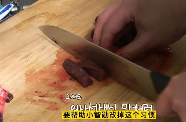 故事:韓國5歲男孩患異食癖,沉迷生肉無法自拔,2年吃掉730斤豬肝