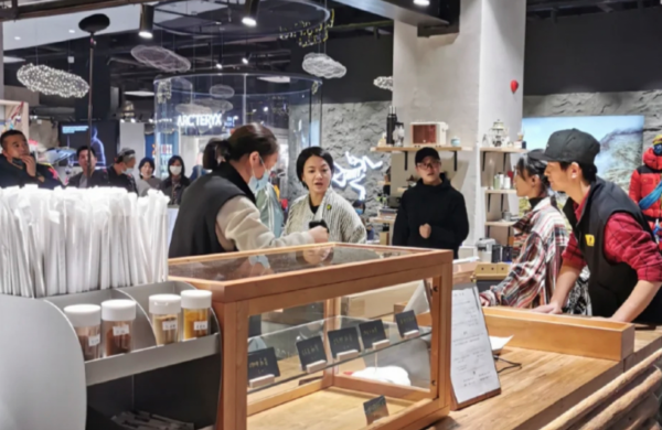 周迅現身咖啡店錄節目氣質佳 阿雅彭昱暢入鏡