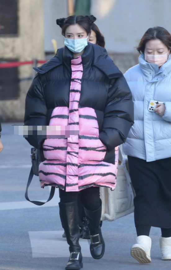 女星春晚彩排私服太奢侈：毛曉彤一雙皮鞋上萬，張小斐渾身是名牌