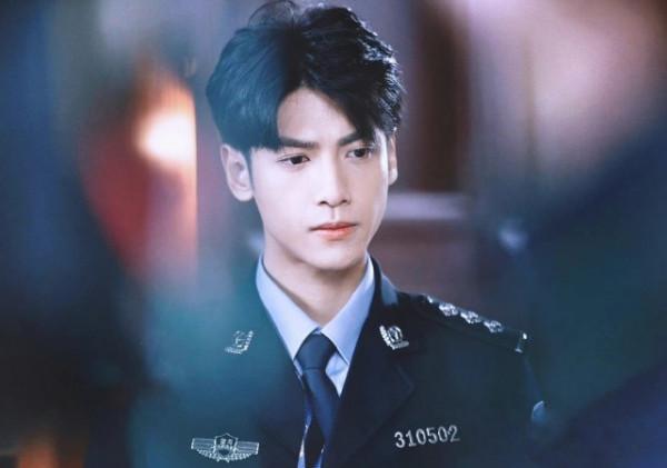 羅雲熙新劇造型引關注，和刑偵小說男主適配度好高，下頜線太優秀