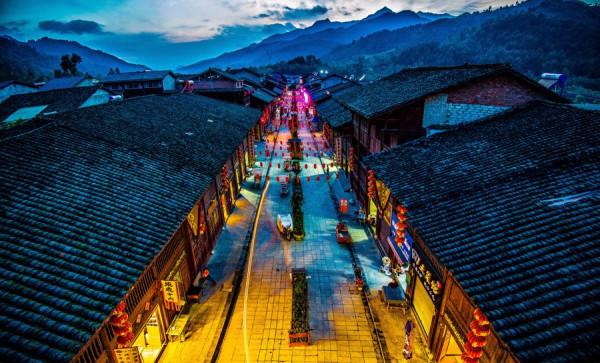 陝西秦嶺深處的小鎮，有著別樣的民族風情，因一棵古樹而得名