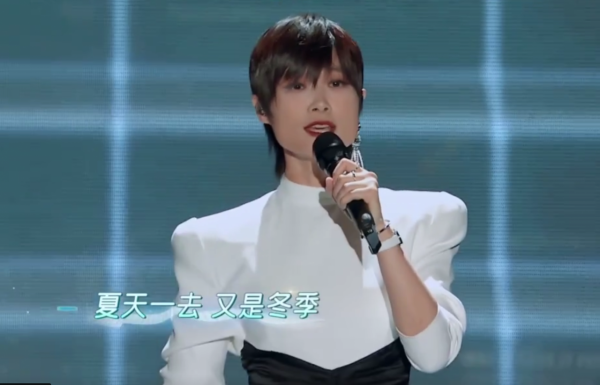 “南北”雙臺跨年：唐嫣美豔、王鷗搶鏡，楊冪眼妝像“發光眼屎”