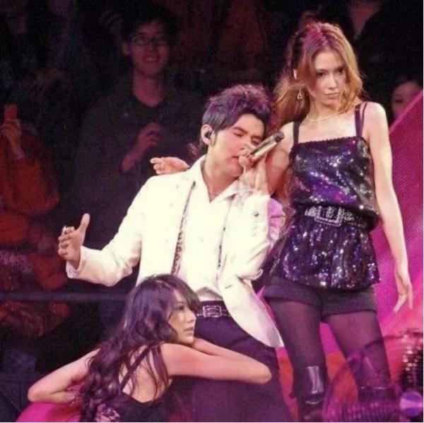 黃曉明和他的兩個女人：和楊穎的愛情由甜蜜變苦澀，取關趙薇