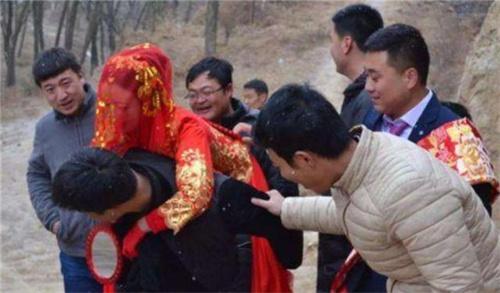 1996年兒子失蹤，父母以為他外出打工，沒想到一直“躺在”後院