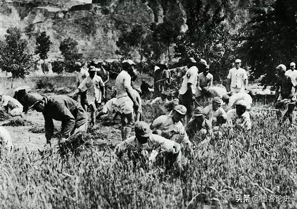 1937年&comma;八路軍彈藥耗空被困&comma;70歲老地主跑上戰場&colon;我家還有十幾箱