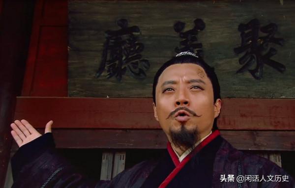 殘水滸：忠義堂上關勝一刀砍死段景住，魯智深、武松鼓掌：殺得好