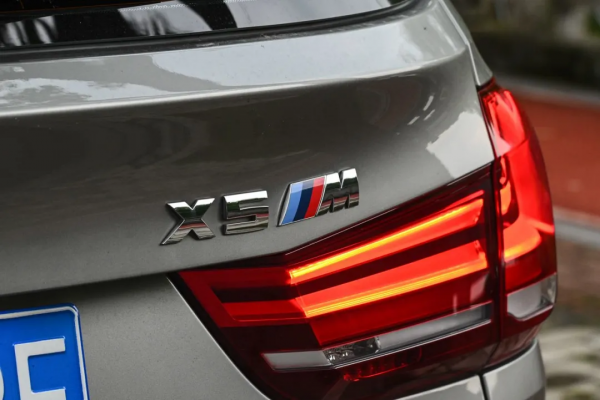 二手寶馬X5M:百萬效能SUV,4.4T雙渦輪增壓,5折購 二手寶馬X5M:百萬效能SUV,4.4T雙渦輪增壓,5折購