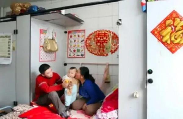 在廁所里長大的小男孩