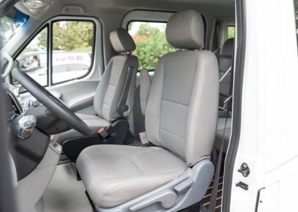 江淮一直致力於輕客，推出的星銳國六版，內飾很素但很實用