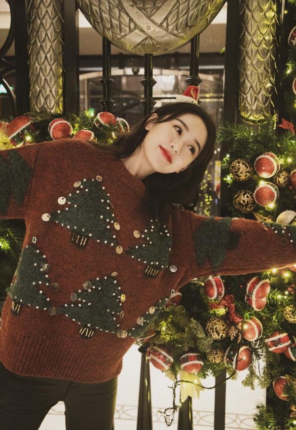 袁冰妍甜美值爆表，穿奶白色寬鬆上衣配漁夫帽，陽光又溫柔