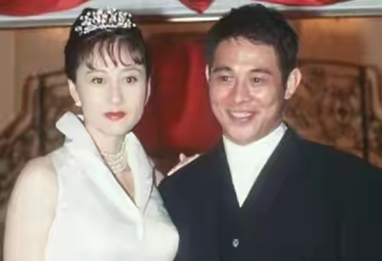 成龍曾在澳門賭場得罪“崩牙駒”，被14K包圍後，幸得賭王解救