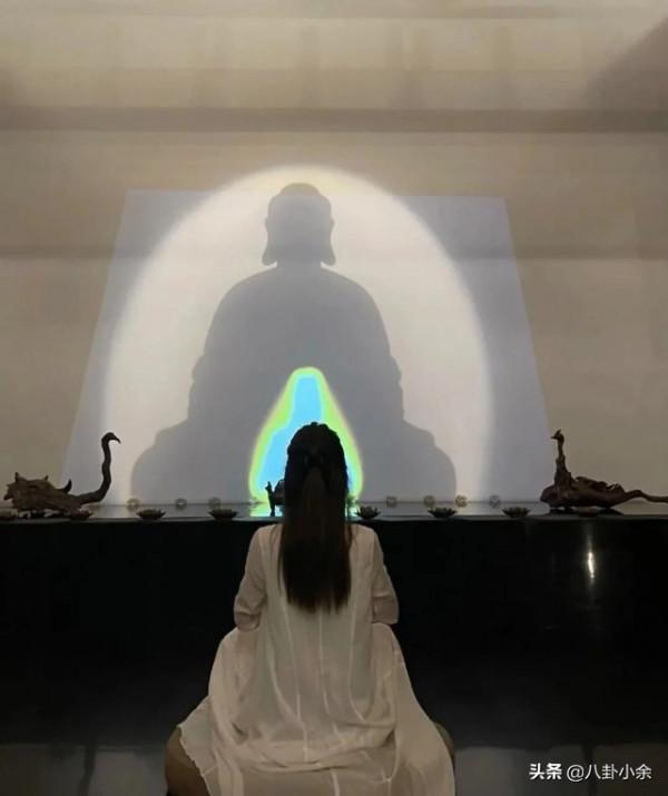 提著Doir包包，穿著高開叉旗袍逛寺廟，這屆佛媛的操作真野