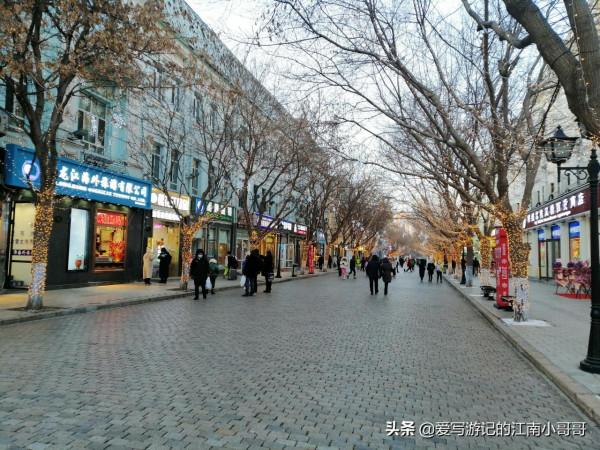 到達中央大街時氣溫很低，於是吃一根老牌的馬迭爾冰棒溫暖自己