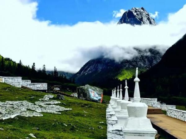 四川一奇怪景點，一年只有一季靜謐夢幻，近看為景遠看如畫