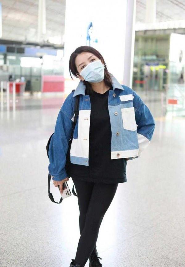 何潔瘦身後太會穿了,拼色牛仔外套配健身褲,穿出1米65的氣場 何潔瘦身後太會穿了,拼色牛仔外套配健身褲,穿出1米65的氣場