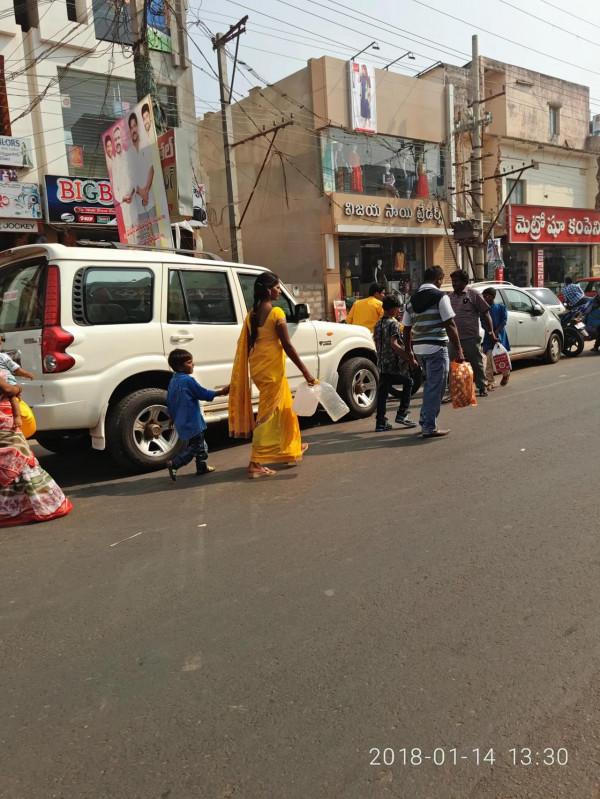 第一次拜訪印度普通人家，印度少女對我深情一笑