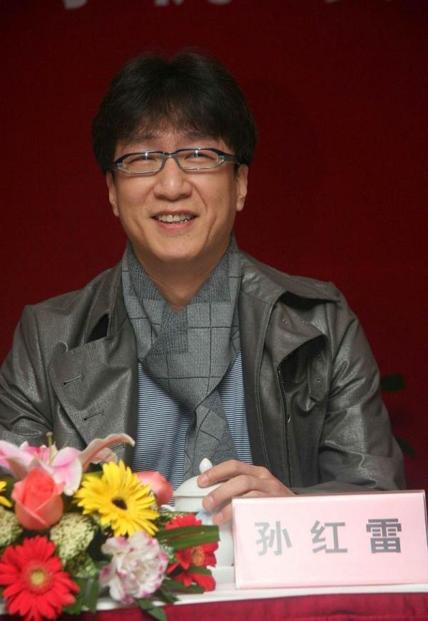 十幾年前的孫紅雷頭髮挺飄逸,戴眼鏡挺乖的,但“大哥範”藏不住 十幾年前的孫紅雷頭髮挺飄逸,戴眼鏡挺乖的,但“大哥範”藏不住