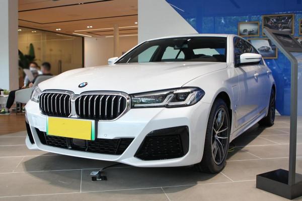 油耗僅1.5L的豪車,軸距超3米1,看車標就有檔次,實拍5系新能源 油耗僅1.5L的豪車,軸距超3米1,看車標就有檔次,實拍5系新能源